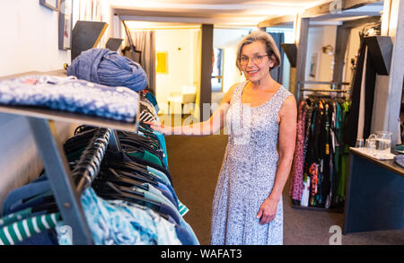 Hitzacker, Deutschland. 01. Juli, 2019. Birgit Holsten steht in Ihrem Shop und ist eine der sogenannten Iselkaufkaufrauen in der Altstadt von Hitzacker. Die Altstadt von Hitzacker liegt an der Elbe, eingerahmt von zwei Armen der kleinen Jeetzel. Aber die scheinbar idyllische Lage hat nicht nur wiederholt gefährdet die Gegend als die Stadt Insel bekannt. Die Altstadt wurde durch Überschwemmungen mehrmals getroffen, das letzte Mal es überschwemmt wurde im Jahr 2006. Credit: Philipp Schulze/dpa/Alamy leben Nachrichten Stockfoto
