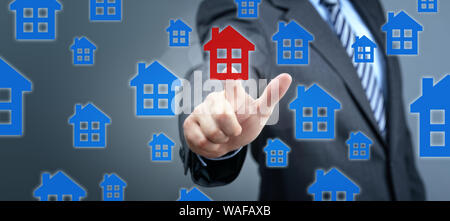 Immobilien Suche Konzept Mann drücken der roten Haus Symbol auf dem Bildschirm Stockfoto