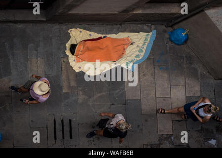 Barcelona, Katalonien, Spanien. 20 Aug, 2019. In Barcelona downtown Touristen zu Fuß durch eine Gasse des Gotischen Viertels als Person schläft auf dem Boden. Credit: Jordi Boixareu/ZUMA Draht/Alamy leben Nachrichten Stockfoto