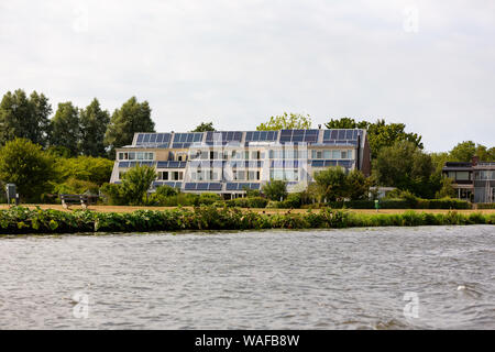 Erzeugung elektrischer Energie durch Solarzellen auf dem Dach der 6 Häuser in Leiden in den Niederlanden. Stockfoto