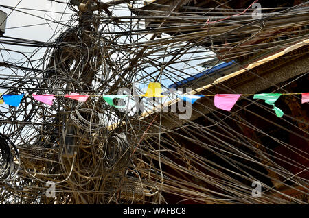 Großes Gewirr von schmutzigen schwarzen Kabel in Kathmandu, Nepal Stockfoto