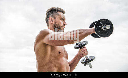 Sportliche Stattlich Erfolg Perfekte Bizeps Athletischen Korper Hantel Fitnessraum Fitness Und Sport Ausrustung Mann Sportler Mit Starken Handen Steroide Muskulose Mann Training In Morgen Mit Barbell Stockfotografie Alamy