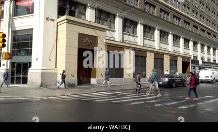 New York City, ca. 2019: Restaurant Lounge Bar Tag Zeit außen zur Gründung Schuß über New York City Straße Ecke suchen vor dem anstrengenden Abend ru Stockfoto