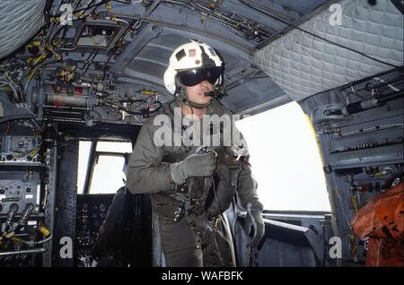 Innenraum eines CH 46 Hubschrauber der US-Marines während der NATO-Übungen im Mittelmeer (Mai 1990) Stockfoto