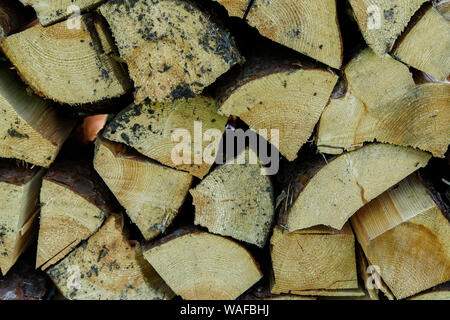 Brennholz in einem Haufen für Ofen anzünden Brennholz Textur. Feuerholz stapeln. Heften von Biomasse arrangiert Brennholz Stockfoto