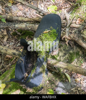 Sperrzone von Tschernobyl - Zarissya Dorf - Verlassenes Haus - verlassene Boot Stockfoto