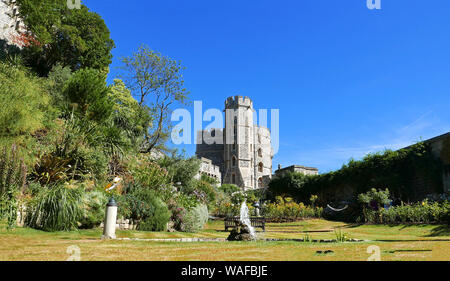 Breite Sommer Blick von Moat Garten in Richtung Edward III Turm, Schloss Windsor suchen Stockfoto