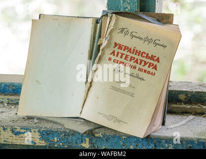 Sperrzone von Tschernobyl - Parishiv Dorf - Verlassenes Haus - Buch auf Fensterbank Stockfoto