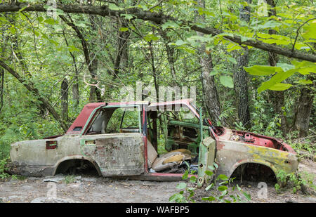 Sperrzone von Tschernobyl - Zarissya Dorf - Verlassenes Haus - Autowrack Stockfoto