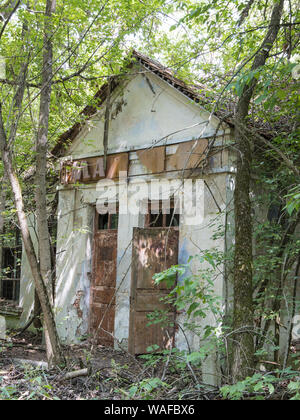 Sperrzone von Tschernobyl - Zarissya Dorf - Abgebrochene Bank Stockfoto