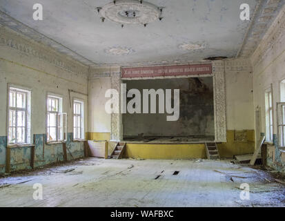 Sperrzone von Tschernobyl - Zarissya Dorf - Abgebrochene Kulturzentrum - das Theater Stockfoto