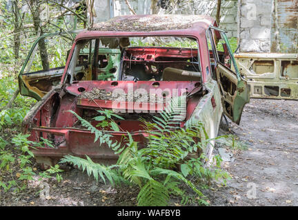 Sperrzone von Tschernobyl - Zarissya Dorf - Verlassenes Haus - Autowrack Stockfoto