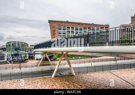 Helmond, Niederlande, 16. August 2019: Westlich der Station Square mit einer Brücke für Fußgänger und Radfahrer Überqueren der Beschäftigt Station St Stockfoto