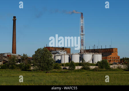 Rauch stack waberndem Rauch von einem Kohlekraftwerk Rauch aus dem Schornstein eines klaren blauen Himmel. Stockfoto