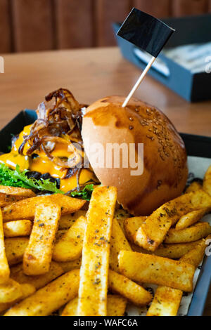 Gegrillte Pilze Hamburger und Pommes Frites mit Fahne Stockfoto