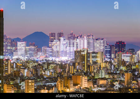 Skyline von Shinjuku, Tokyo, Japan mit Mt. Fuji sichtbar. Stockfoto