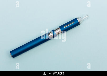 Vape pen Metall elektronische Zigarette mit vaping blauer Hintergrund  Stockfotografie
