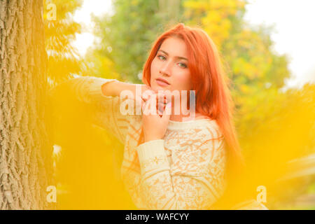 Mode Dame mit langen orange rote Haare Wandern im Herbst City Park Stockfoto