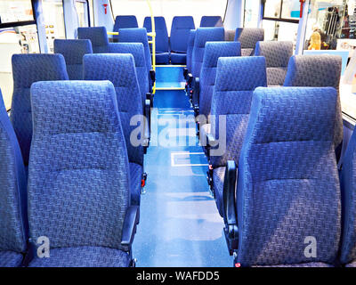 Salon der Bus mit blauen Sitze Stockfoto