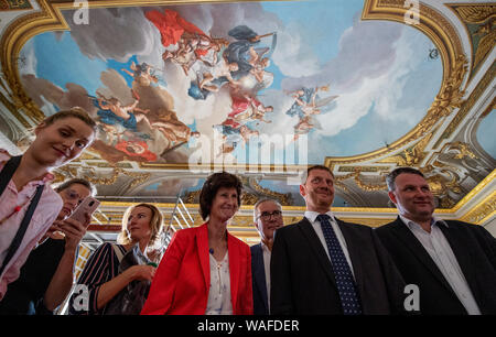 20. August 2019, Sachsen, Dresden: Michael Kretschmer (CDU, 2. von rechts), Ministerpräsident von Sachsen, Eva-Maria Stange (SPD, M), Staatsminister für Wissenschaft und Kunst in Sachsen, Christian Hartmann (CDU, r), der Vorsitzende der Fraktion im sächsischen Landtag und Dirk Syndram (3. von rechts), Ministerpräsident des Freistaates Sachsen. w. r), Direktor des Grünen Gewölbes und der Rüstkammer der Staatlichen Kunstsammlungen Dresden (SKD) stehen bei einem Rundgang auf der Baustelle des rekonstruierten Parade Zimmer im Dresdner Residenzschloss im Audienzsaal. Kurfürst August t Stockfoto