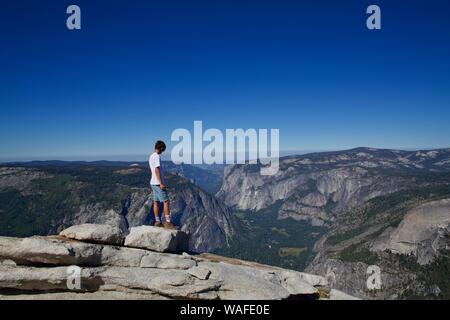 Top des Half Dome Wanderung mit Blick auf das Yosemite Tal Stockfoto