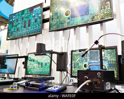 Digitale Mikroskope mit Monitoren aus einem Labor für Qualitätskontrolle Stockfoto