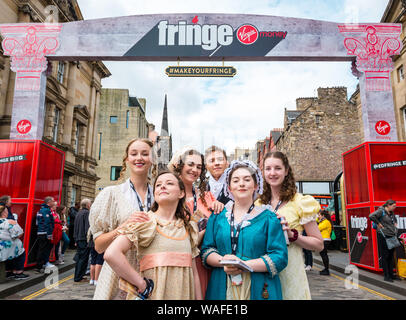 Edinburgh, Schottland, Großbritannien, 20. August 2019. Edinburgh Festival Fringe: Darsteller in historischen Kostümen auf der Royal Mile gekleidet versuchen, Menschen zu ihrer Show namens Sinn & Sinnlichkeit von Jane Austen zu gewinnen Stockfoto