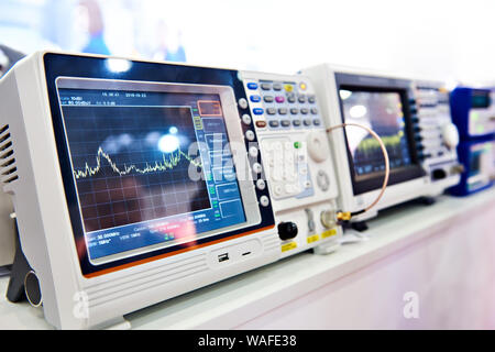 Digitale Spektrum Analyzer und elektronische Geräte Stockfoto
