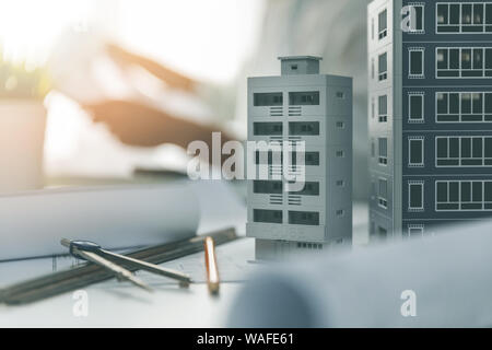 Haus Modelle und Zeichnungen auf dem Tisch im Büro Stockfoto