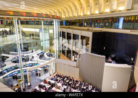 Tokio, Japan - Dezember 28, 2012: News Reporter, die in der Börse in Tokio. Es ist die dritte größte Börse der Welt. Stockfoto