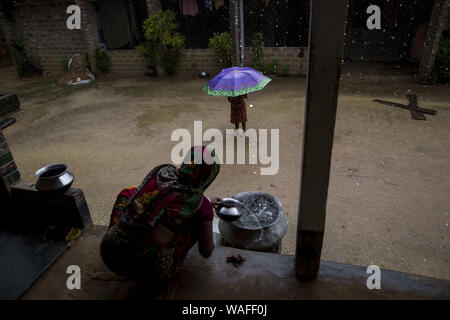 August 18, 2019: Dhaka, Bangladesh - 20. August: Ein Frauen nutzt regen Wasser für den täglichen Gebrauch im ländlichen Gebiet von Bangladesch am 20. August 2019. Credit: Zakir Hossain Chowdhury/ZUMA Draht/Alamy leben Nachrichten Stockfoto