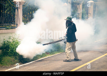 Man verwendet die Begasung Moskitos Maschine für kill Mosquito Träger von zika Virus und Denguefieber rund um das Haus Stockfoto