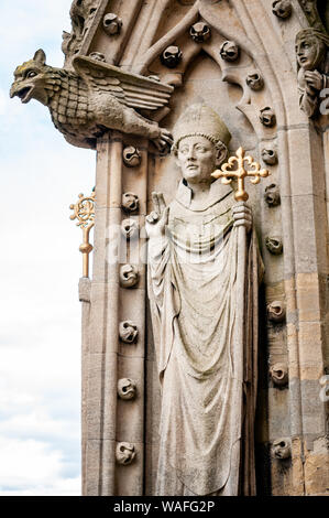 Nahaufnahme der geschnitzten Stein Christian Bischof Abbildung und Dekoration auf dem Turm der Kirche St. Maria, der Jungfrau, Oxford, England, UK. Stockfoto