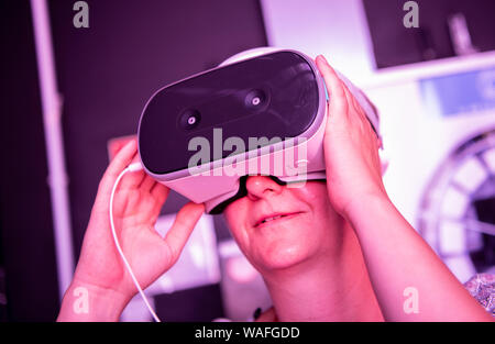 Potsdam, Deutschland. 05 Aug, 2019. Klara Geywitz, SPD Mitglied des Landtags Brandenburg, versucht auf augmented reality Brille beim Besuch der volumetrische studio Volucap. Credit: Monika Skolimowska/dpa-Zentralbild/dpa/Alamy leben Nachrichten Stockfoto