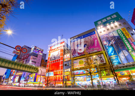 Tokio - Januar 2: Akihabara Bezirk 2. Januar 2013 in Tokyo, JP. Der Bezirk ist ein großes Einkaufszentrum für Elektronik, Computer, Anime, Spiele und o Stockfoto