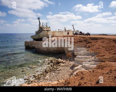 Bezirk Paphos, Zypern - 15. Juli 2016: Touristen auf Quad Bikes die Bilder in der Nähe von einem Schiffbrüchigen EDRO III Schiff Stockfoto