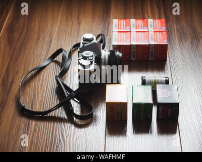 Moskau, Russland - 17. Juni 2016: Analoge Fotografie. Fujifilm, Agfacolor, Kodak, Ilford und Adox 35-mm-Filmrollen und vintage Olympus OM-1 SLR-Kamera Stockfoto