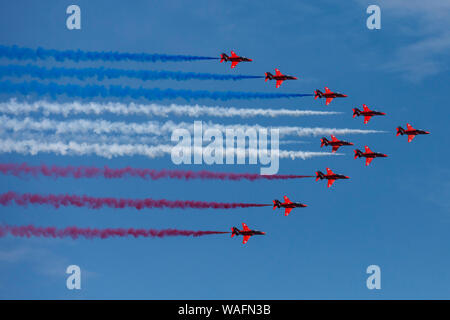 Royal Air Force rote Pfeile fliegen in Formation über Boston Massachusetts Stockfoto