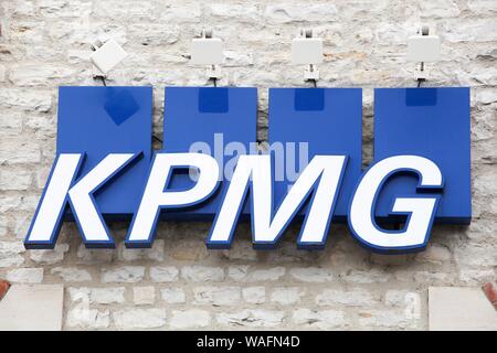 Chalon-sur-Saone, Frankreich - Juni 22, 2019: KPMG Logo auf eine Wand. KPMG ist eines der größten Dienstleistungsunternehmen in der Welt Stockfoto