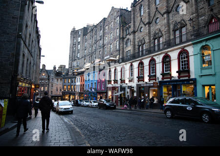 Streetview der Victoria Street mit seinen gepflasterten Straße leichte Kurve und farbenfrohen Läden Altstadt Edinburgh Schottland Stockfoto