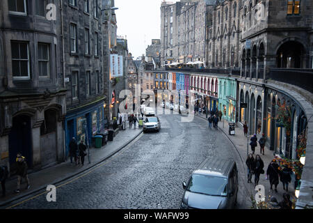 Streetview der Victoria Street mit seinen gepflasterten Straße leichte Kurve und farbenfrohen Läden Altstadt Edinburgh Schottland Großbritannien Stockfoto