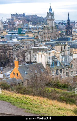 Blick auf Edinburgh von Calton Hill, der Burg und anderen historischen Denkmälern Gebäude und Straßen Stockfoto