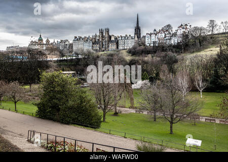 Iconic Ansicht der alten Häuser und Gebäude der Altstadt von Edinburgh mit Princes Gardens im Vordergrund. Stockfoto