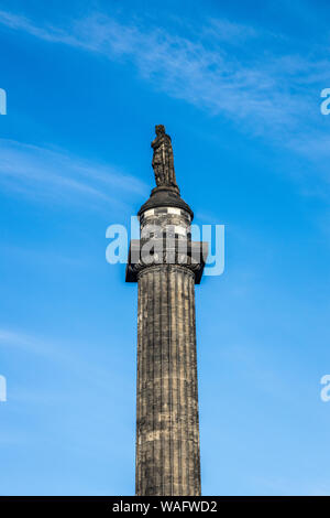 Melville Monument 150 Fuß hohen Spalte in St Andrew Square, Edinburgh errichtet im Jahre 1823, vor blauem Himmel Stockfoto