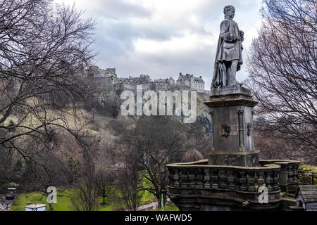 Allan Ramsay Denkmal mit Blick auf den Princes Gardens und das Edinburgh Schloss im Hintergrund Schottland Großbritannien Stockfoto