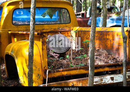 Nahaufnahme der Vorderen eines alten Schrott Lkw in einem Junk Yard Stockfoto