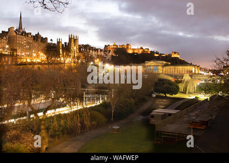 Nacht Blick auf die Altstadt und die Burg von Edinburgh von der Princes Street Edinburgh Schottland Großbritannien Stockfoto