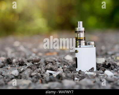 Nahaufnahme der elektronische Zigarette. vaping Gerät. Dampferzeuger. Stockfoto