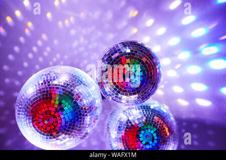 Disco Bälle mit Spiegel Reflexionen und Lichter in der Nacht Party in einer Bar oder Club Stockfoto