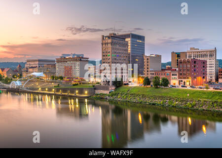 Charleston, West Virginia, USA Skyline auf dem Kanawha River in der Abenddämmerung. Stockfoto